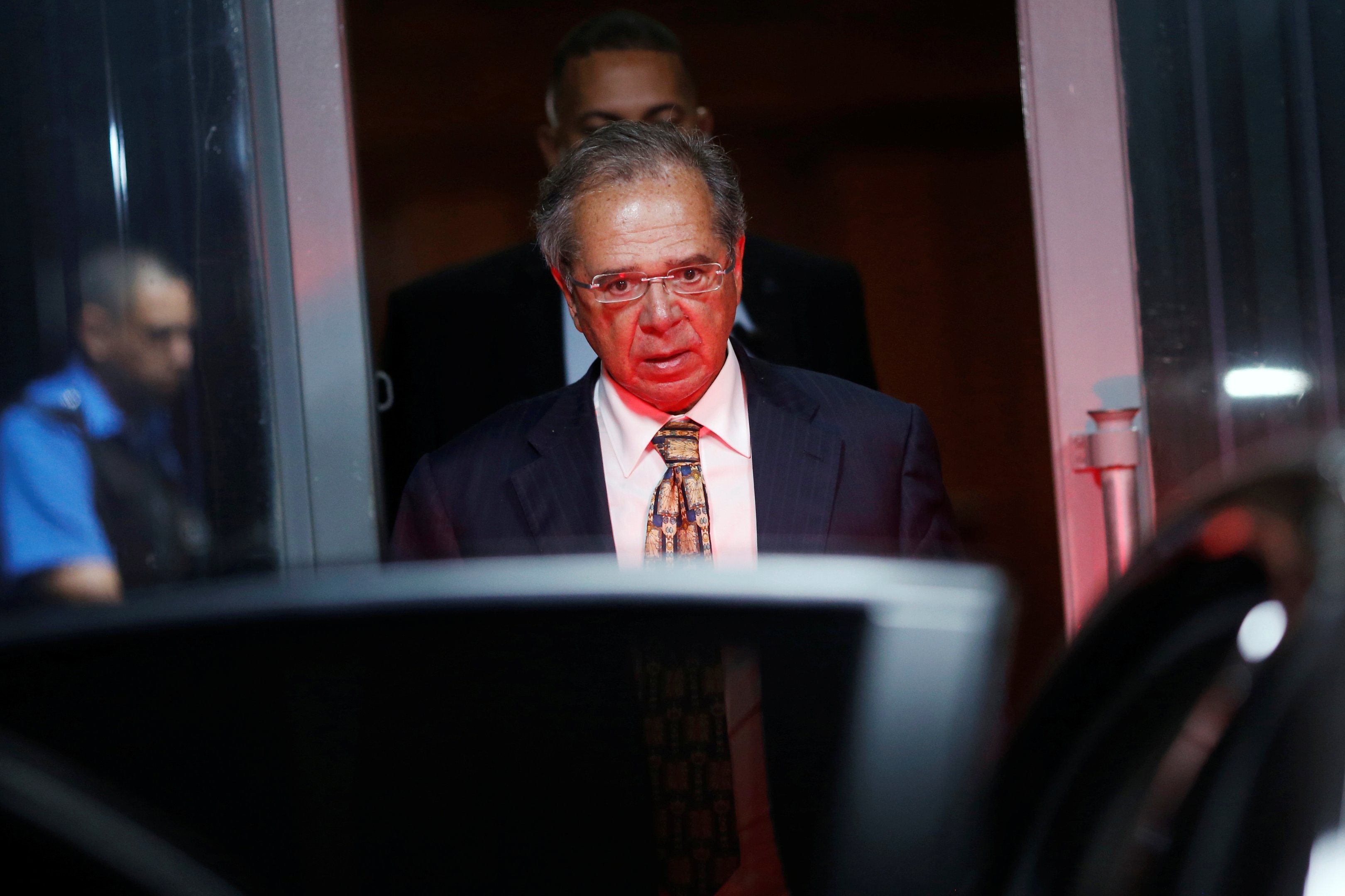 Senador sugere a Guedes aumentar recursos contra coronavírus com emendas