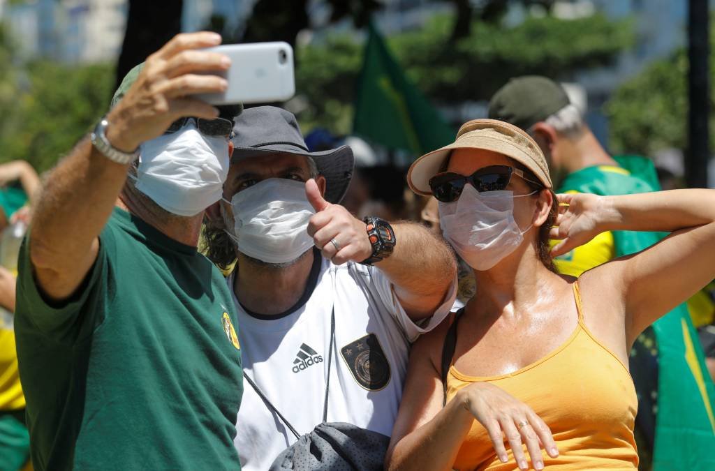 Apoiadores de Bolsonaro: manifestações pró-governo em meio à pandemia de coronavírus no País foram criticadas por Felipe Santa Cruz e deputados (Marcelo Carnaval/Reuters)