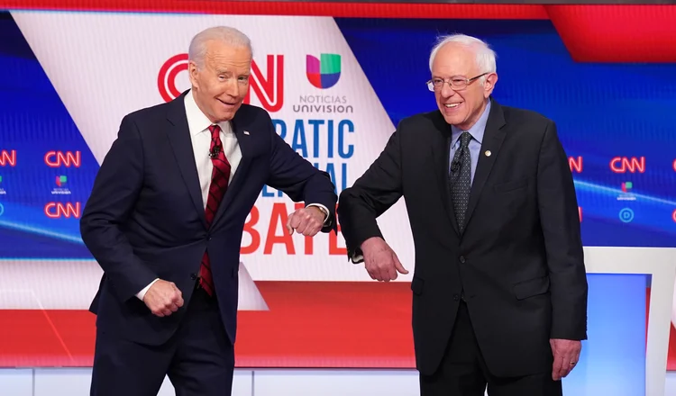 Bernie Sanders e Joe Biden: candidatos se cumprimentaram com os cotovelos durante debate democrata em meio ao surto de coronavírus antes de Sanders deixar a corrida eleitoral (Kevin Lamarque/Reuters)