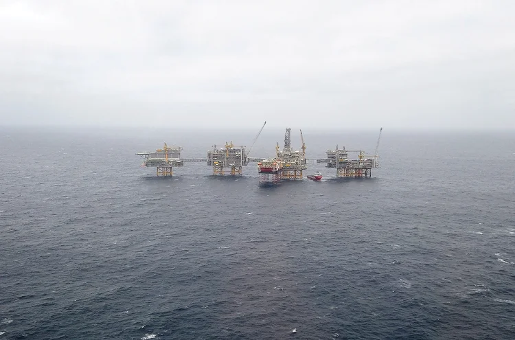 Equinor: empresa planeja cortar investimentos, perfurações exploratórias e custos operacionais (Ints Kalnins/File Photo/Reuters)
