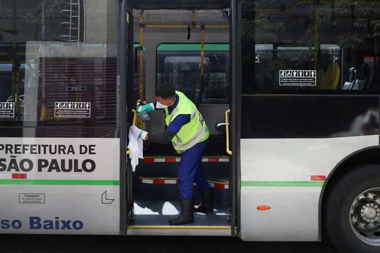 Coronavírus: Covas já determinou que ônibus sejam limpos com água sanitária ao final de toda viagem (Amanda Perobelli/Reuters)