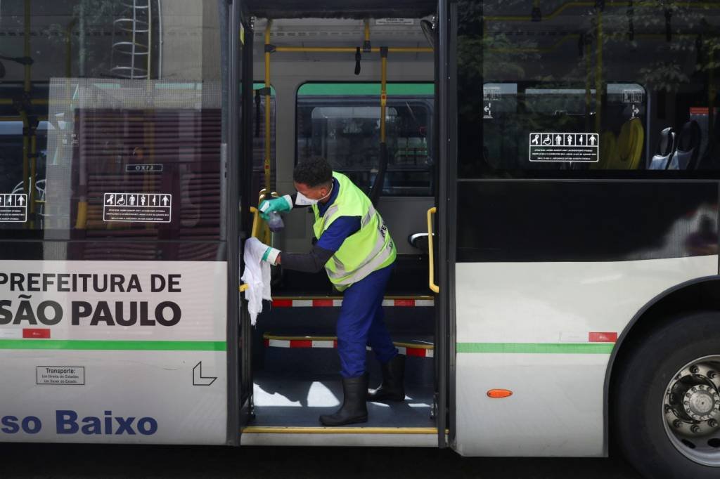 Prefeitura de SP contratará empresa para limpar ônibus com álcool em gel
