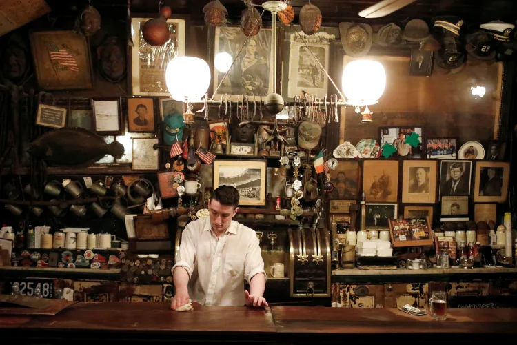 Bar em Nova York: em outros países, Saint Patrick's também foi reduzido (Andrew Kelly/Reuters)