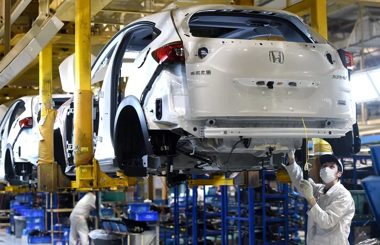 Fábrica da Honda em Wuhan: funcionário usa máscara de proteção (China Daily/Reuters)