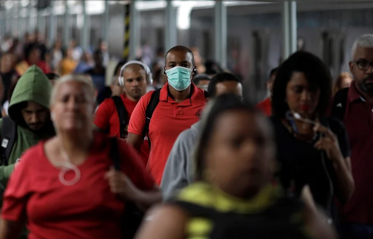 Homem usa máscara no Rio de Janeiro: estado tem 63 casos confirmados (Ricardo Moraes/Reuters)