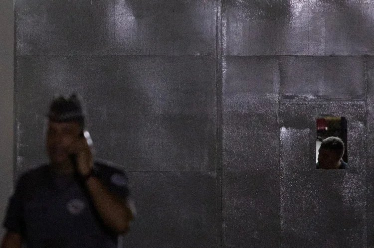Polícia em São Paulo: agentes em frente à presídio onde fugiram detentos antes de isolamento por coronavírus (Roosevelt Cassio/Reuters)