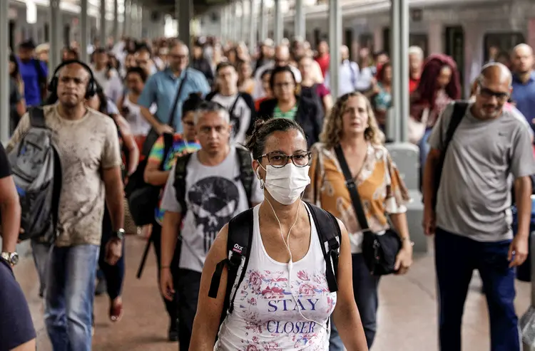 Mulher com máscara: órgãos reforçam a defesa do chamado isolamento horizontal, praticado por prefeitos e governadores (Ricardo Moraes/Reuters)