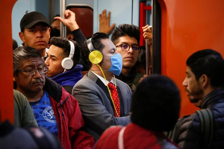 Homem usa máscara contra coronavírus no México: economia do país pode desacelerar 15,5% (Gustavo Graf/Reuters)
