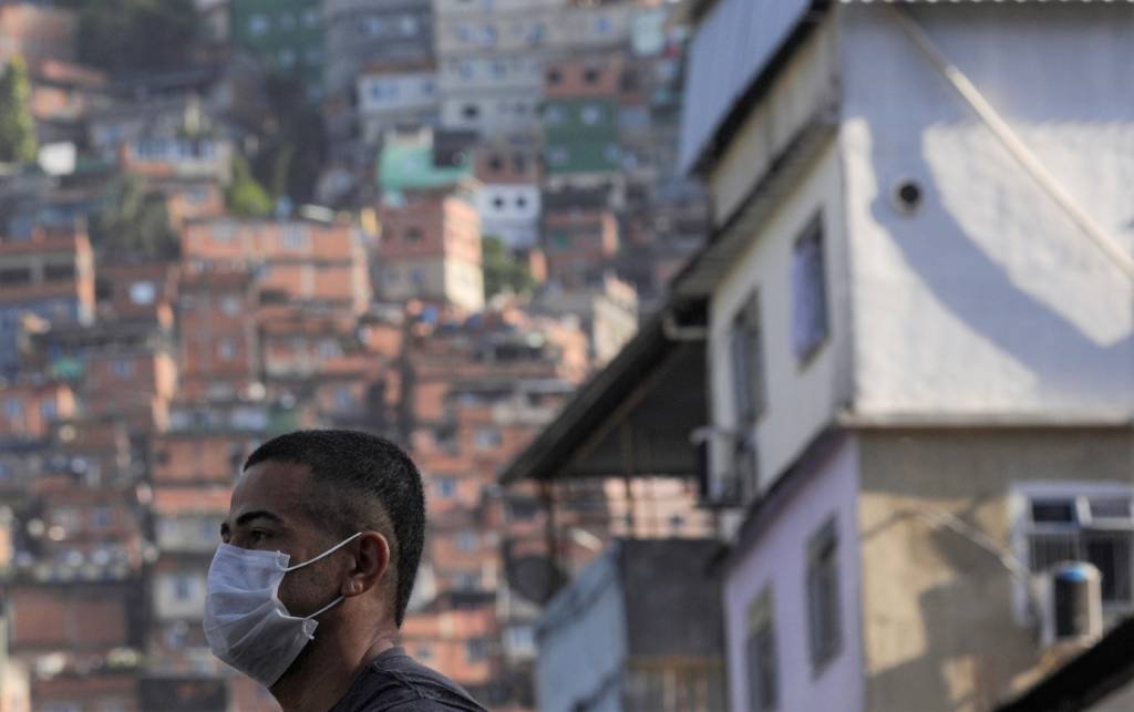 Sinais de celular mostram que favelas do Rio abandonaram isolamento