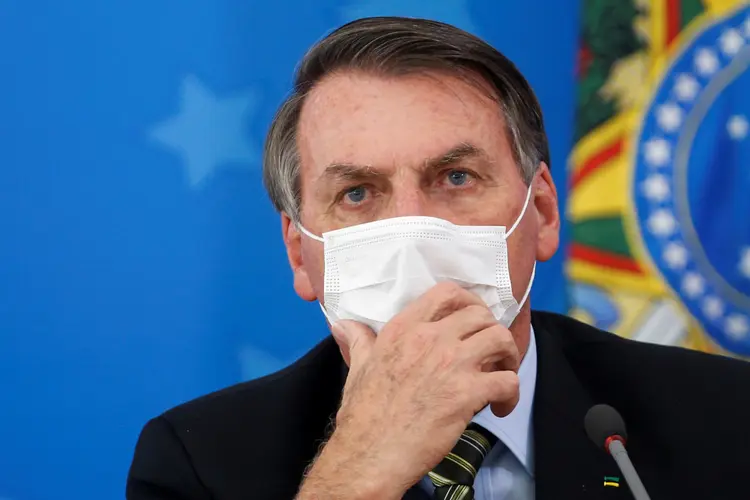 Jair Bolsonaro: em conversa com apoiadores em frente ao Palácio da Alvorada, ele disse que "algo subiu na cabeça" de pessoas do seu governo (Adriano Machado/Reuters)