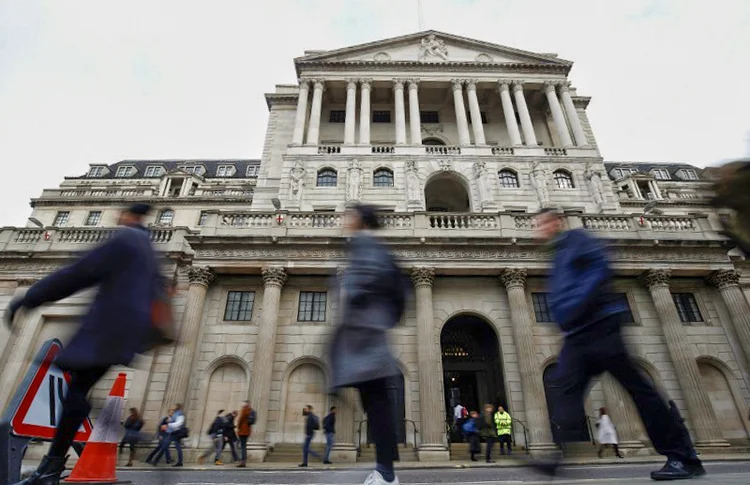 Pedestres caminham em frente ao Banco da Inglaterra (Henry Nicholls/Reuters)