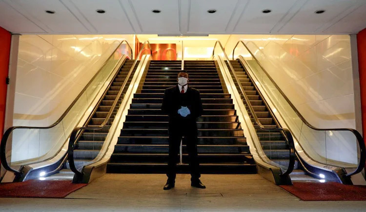 Shopping vazio: chegar a porcentual só será possível depois que a maioria da população tiver sido infectada e curada (Ricardo Moraes/Reuters)