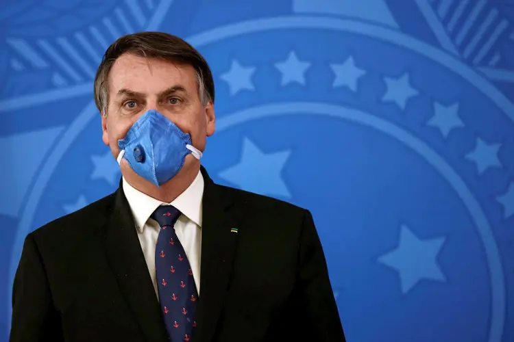 Jair Bolsonaro usando máscara de proteção contra coronavírus em coletiva de imprensa  (Ueslei Marcelino/Reuters)