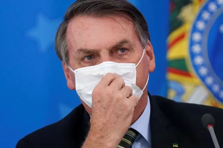 Presidente Jair Bolsonaro utiliza máscara de proteção contra coronavírus durante coletiva de imprensa  (Adriano Machado/Reuters)