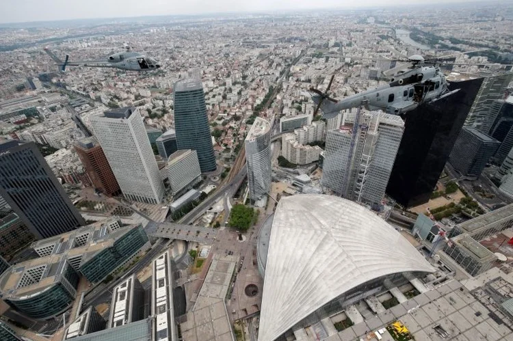 Distrito financeiro e empresarial de La Defense, em Paris (Philippe Wojazer/Reuters)
