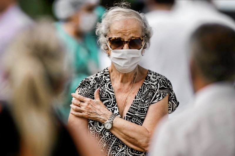 Mulher caminha após receber vacina da gripe em Brasília, em meio a surto da doença do coronavírus (Covid-19)
23/03/2020
REUTERS/Ueslei Marcelino (Ueslei Marcelino/Reuters)