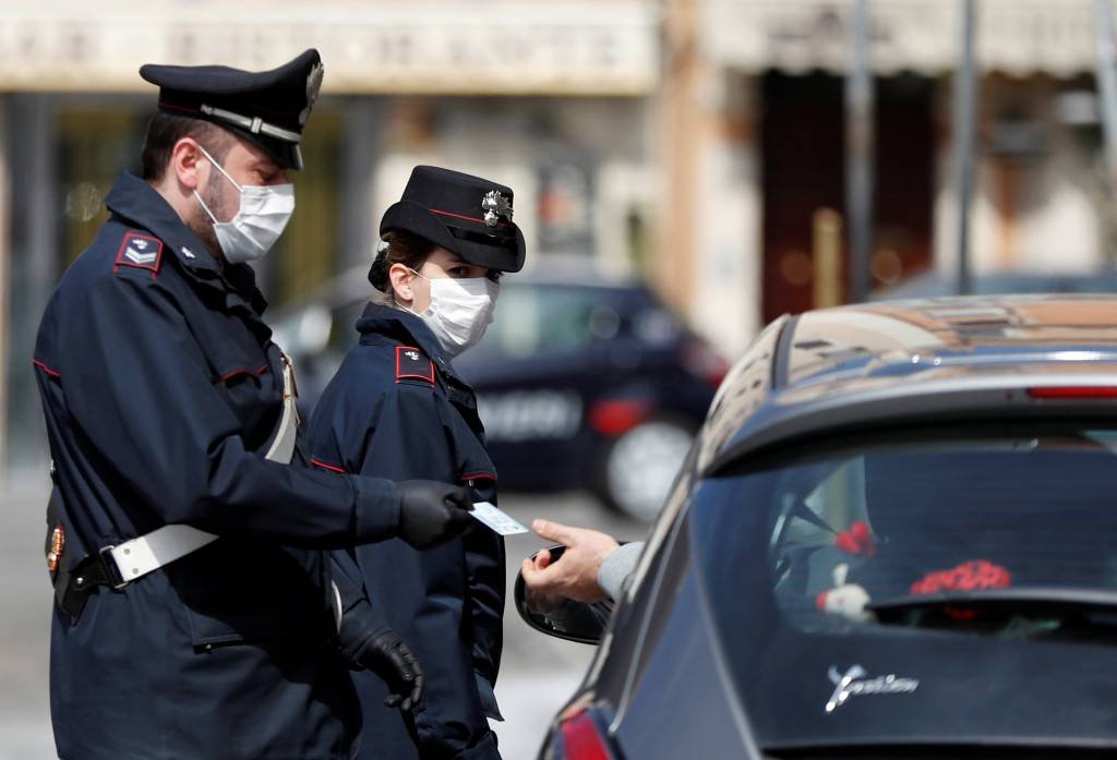 Itália espera ser autossuficiente na produção de máscaras em 2 meses