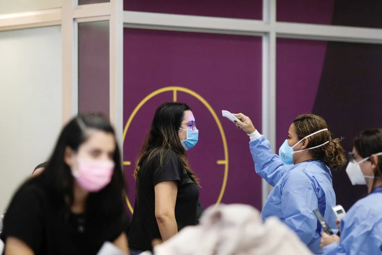 Coronavírus no Rio de Janeiro: sobre a subnotificação dos casos, o secretário pontuou que, para cada caso confirmado, deve haver 50 subnotificados (Ricardo Moraes/Reuters)