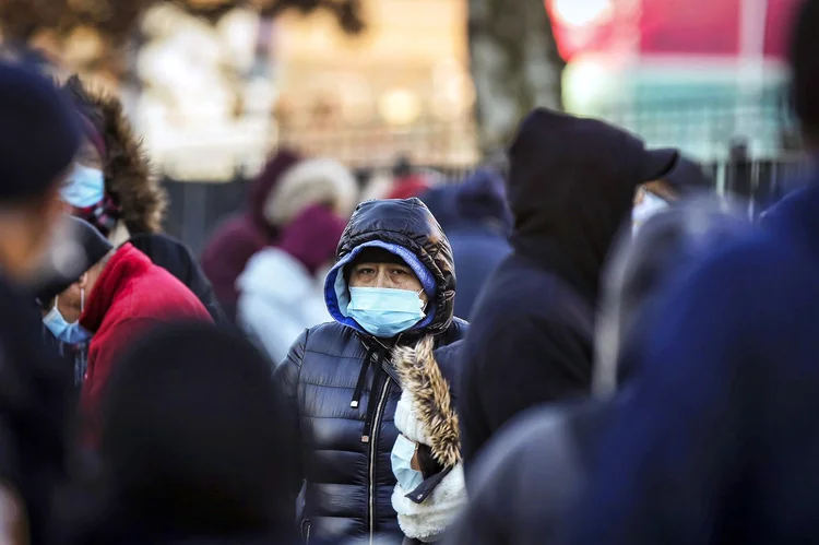 Homem com máscara em Nova York: até o momento, país registra 2 mil mortes (Stefan Jeremiah/Reuters)