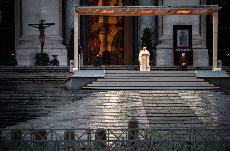 Papa reza sozinho no Vaticano: apelo para "interromper todas as formas de hostilidade belicosa e favorecer a criação de corredores para ajuda humanitária" (Guglielmo Mangiapane/Reuters)