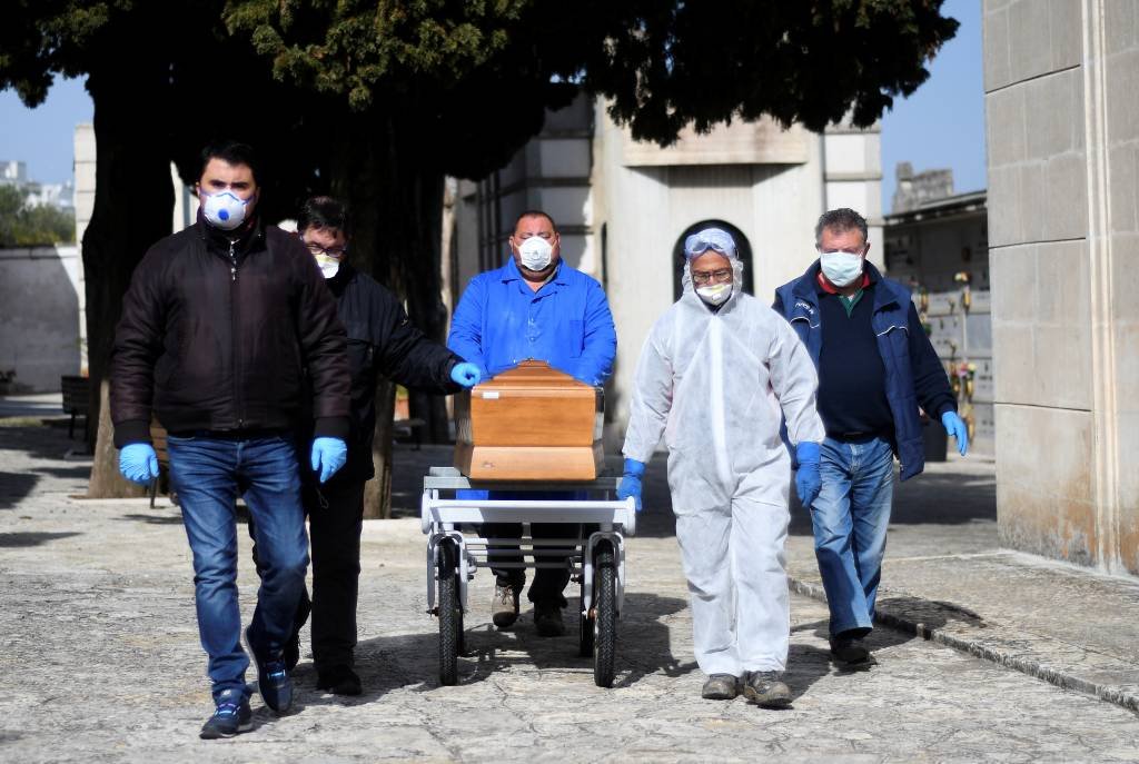 Coronavírus: governo autoriza sepultamento de corpos sem atestado de óbito