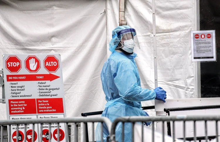 Profissional de saúde com trajes de proteção entra em centro hospitalar em Nova York durante pandemia de Covid-19
31/03/2020 REUTERS/Brendan Mcdermid (Brendan Mcdermid/Reuters)