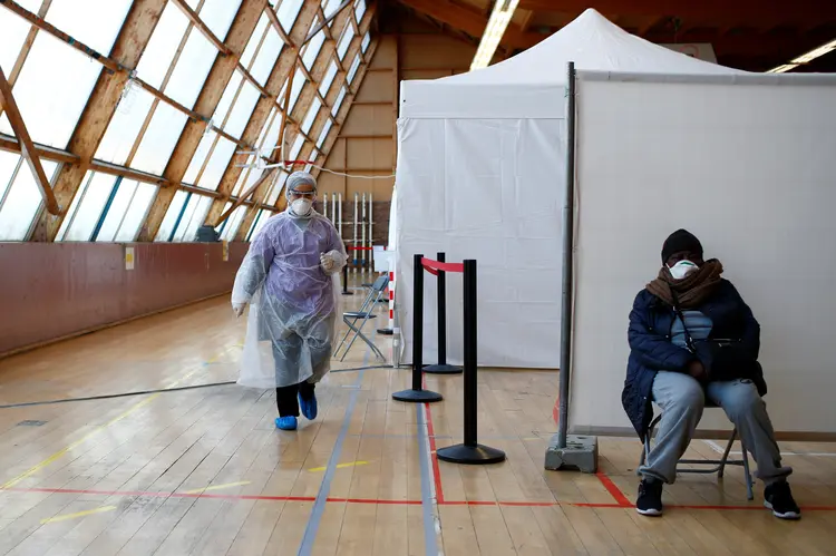 Hospital de campanha para vítimas de coronavírus dentro de ginásio nos arredores de Paris
  (Gonzalo Fuentes/Reuters)