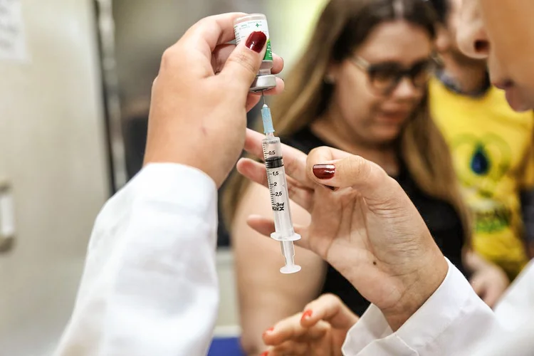Vacina: resultados do estudo indicaram que a vacina produziu uma resposta imune protetora nos animais 14 dias após uma única administração (Erasmo Salomao/Ministério da Saúde/Divulgação)