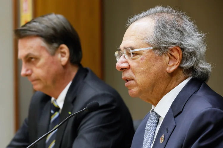 Paulo Guedes e Jair Bolsonaro: o rombo nas contas públicas acontecerá por causa das despesas autorizadas para combater a crise do coronavírus (Isac Nóbrega/PR/Flickr)