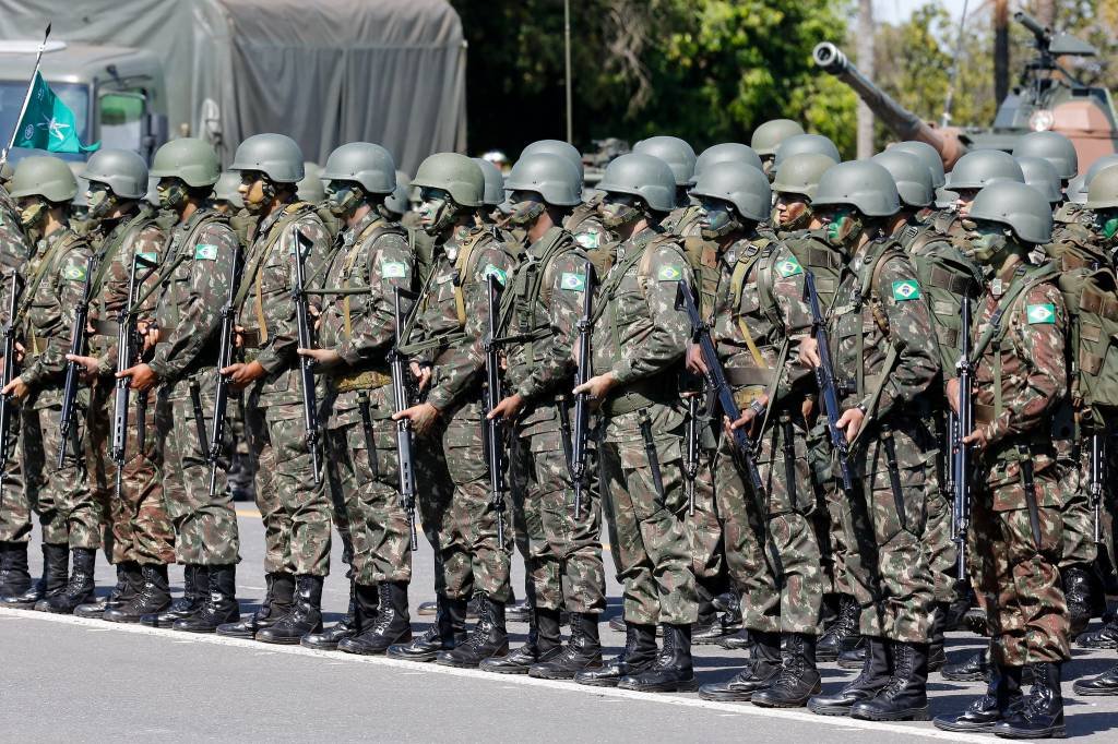 Brasil e EUA fazem exercício de guerra com blindados e munições reais