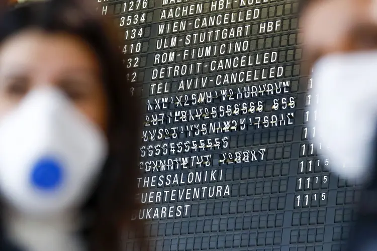 Painel de informações de decolagem de voos mostra o voo cancelado em Frankfurt, Alemanha, em 12 de março de 2020. (Alex Kraus/Bloomberg)