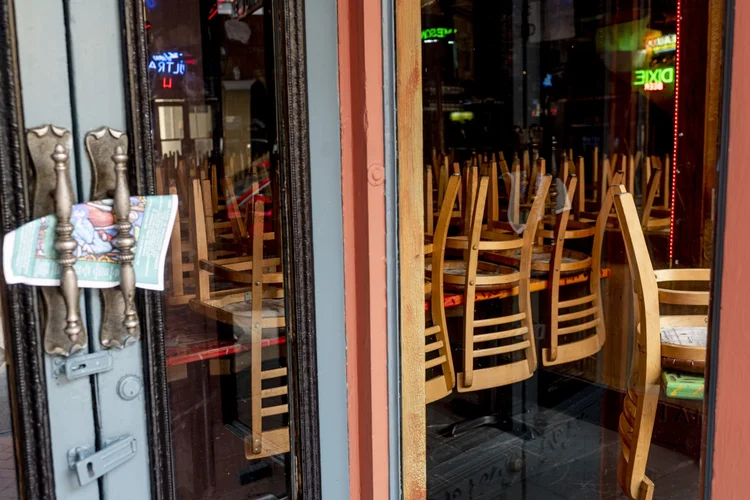 Cadeiras recolhidas em restaurante fechado na Bourbon Street, em Nova Orleans, Louisiana: EUA se defendem do coronavírus. 30 de março de 2020.  (Emily Kask/Bloomberg)