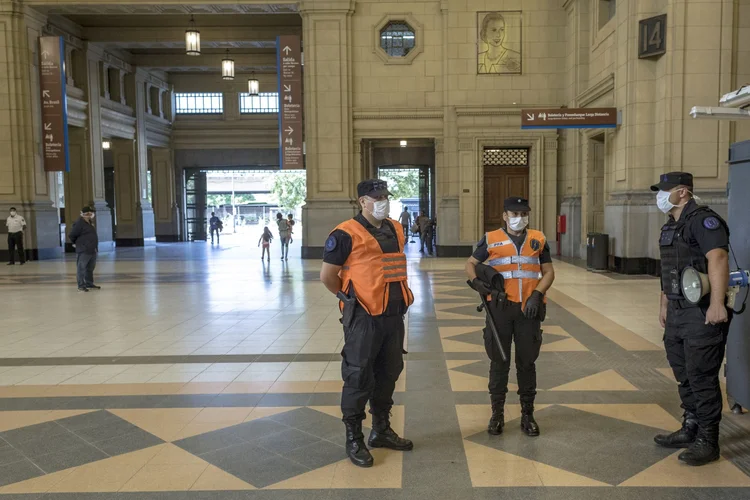 Policiais em posto de controle na estação de trem Constitucion em Buenos Aires, Argentina. (Sarah Pabst/Bloomberg)