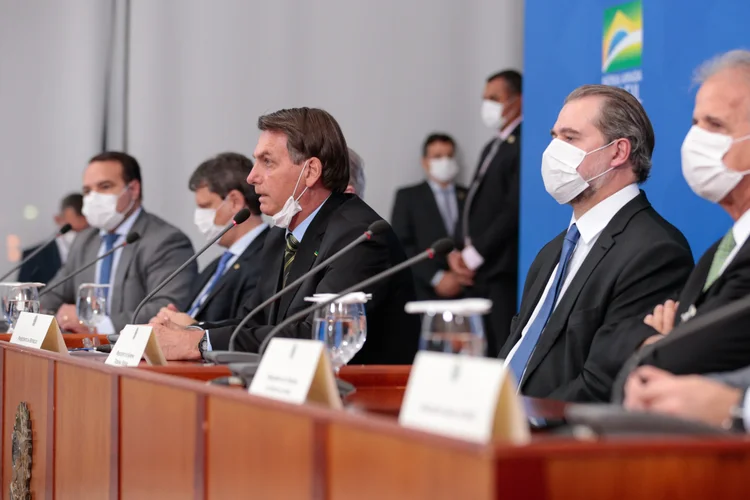 Jair Bolsonaro e ministros: dois testes de Jair Bolsonaro deram negativo, mas o Ministério da Saúde recomendou que o exame seja refeito na próxima semana (Carolina Antunes/PR/Flickr)