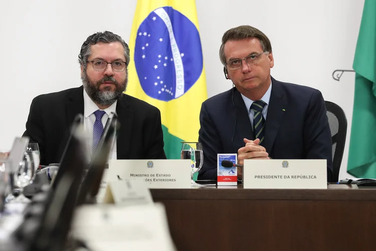 Bolsonaro e Ernesto Araújo durante 
videoconferência dos líderes do G20. (Marcos Corrêa/PR/Flickr)