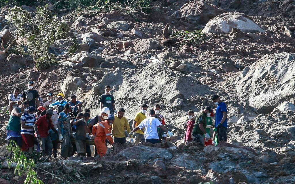Número de mortos após chuvas na Baixada Santista sobe para 25