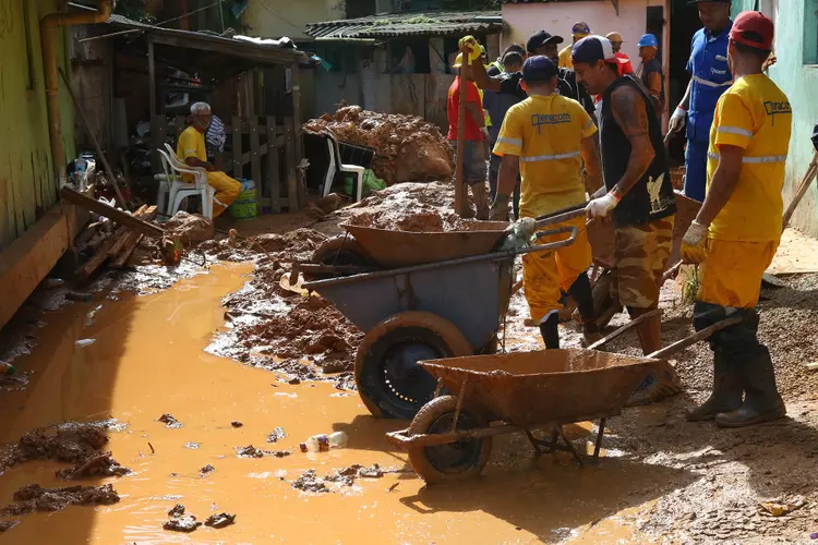 Chuvas na Baixada Santista: municípios afetados já receberam 21,2 toneladas de materiais de ajuda humanitária (Maurício de Souza/Estadão Conteúdo)