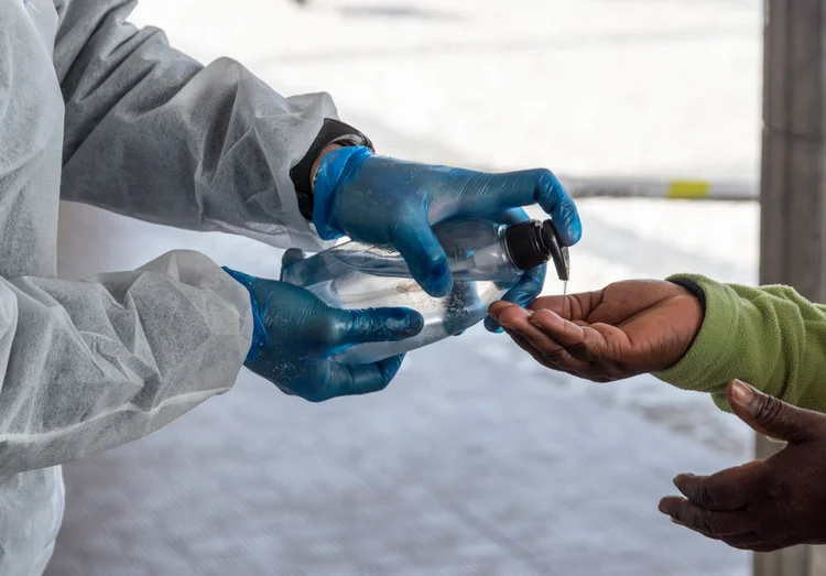 Álcool em gel (Horacio Villalobos/Getty Images)