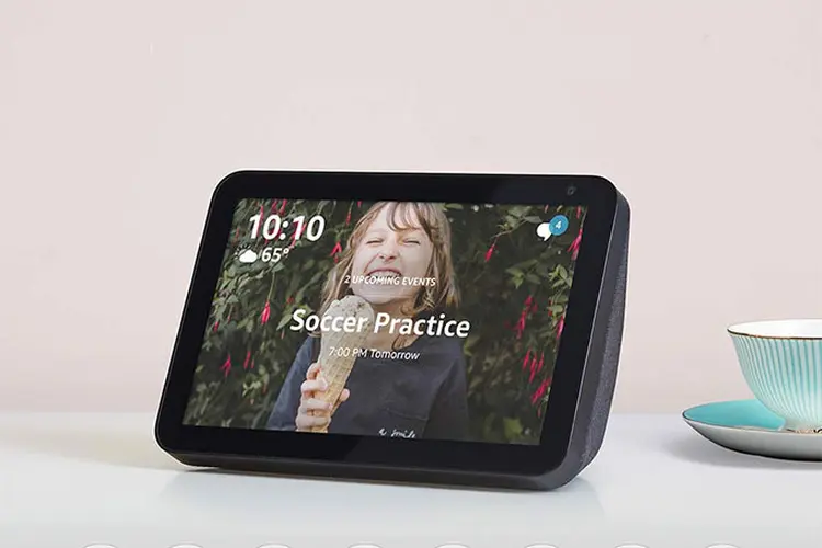 Echo Show 8: dispositivo da Amazon tem assistente de voz Alexa e tela de oito polegadas. (Amazon/Divulgação)