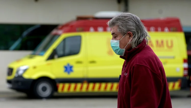 Ambulância: veículos com pessoas infectadas foram alvos de violência (Foto/AFP)