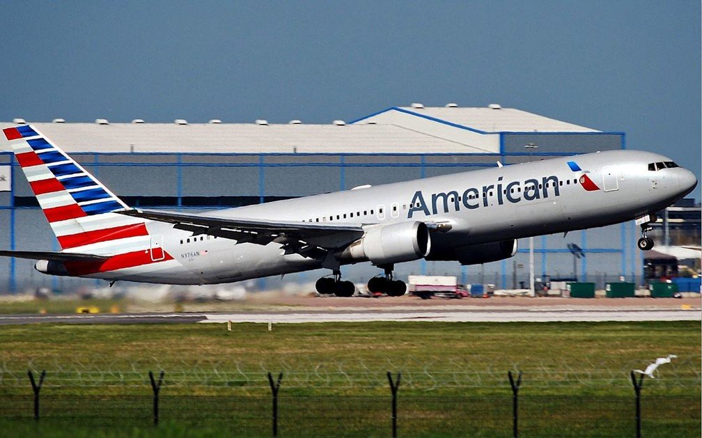 Avião da American Airlines: voos suspensos para entre EUA e Brasil até maio (Riik@mctr/Creative Commons/Flickr)