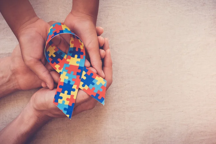 O Dia Mundial do Autismo é celebrado no próximo domingo (Thitaree Sarmkasat/Getty Images)