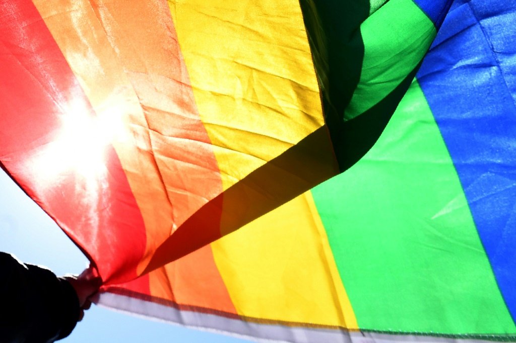 Uganda promulga lei que prevê prisão perpétua e pena de morte para relações homossexuais