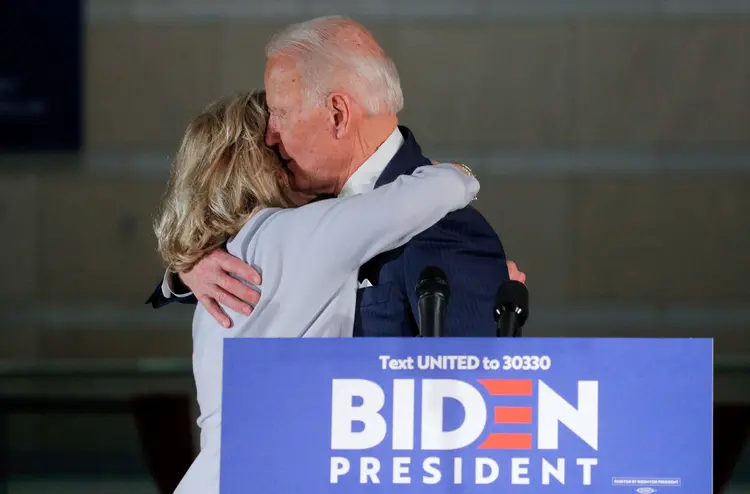 Biden e a esposa, Jill: vitória decisiva nesta quarta-feira, 11 (Brendan McDermid/Reuters)