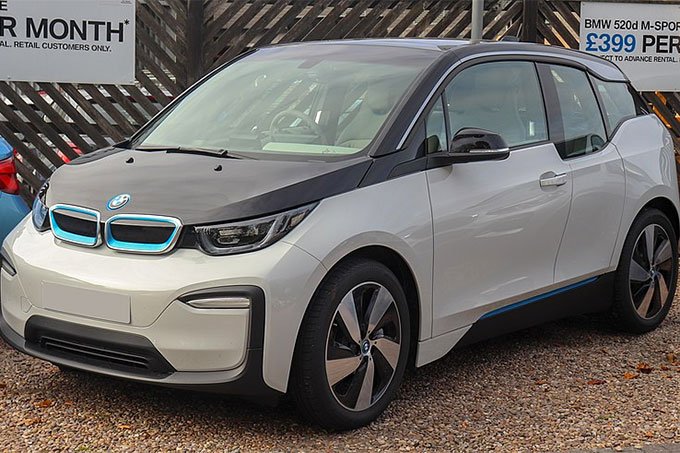 BMW se une a startup para criar rede de carregadores para carros elétricos