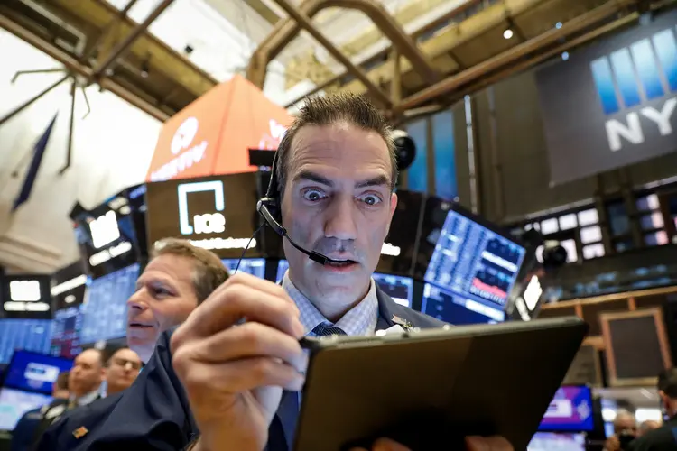 Operadores de mercado financeiro trabalham na bolsa de Nova York. 28/2/2020. REUTERS/Brendan McDermid (Brendan McDermid/Reuters/Reuters)