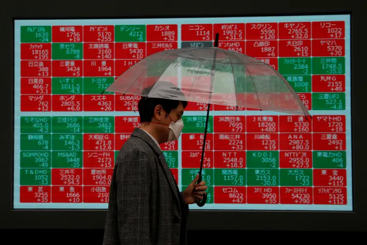 Pesdestre em Tóquio: resultados comerciais fracos na Ásia ajudaram a puxar os mercados para baixo nesta quarta-feira (Issei Kato/Reuters)