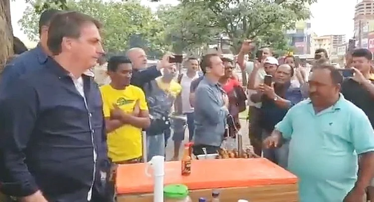 Jair Bolsonaro fala com ambulante em Taguatinga: presidente volta a defender o medicamento hidroxicloroquina (Jair Bolsonaro/Twitter/Reprodução)