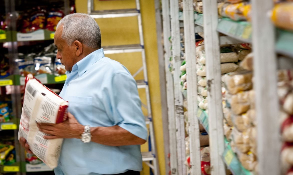 Preço da cesta básica sobe em 10 das capitais, aponta Dieese