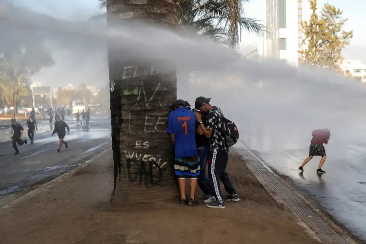 Protestos no Chile: alunos de Ensino Médio fizeram ato na quinta-feira, 5 (Pablo Sanhueza/Reuters)